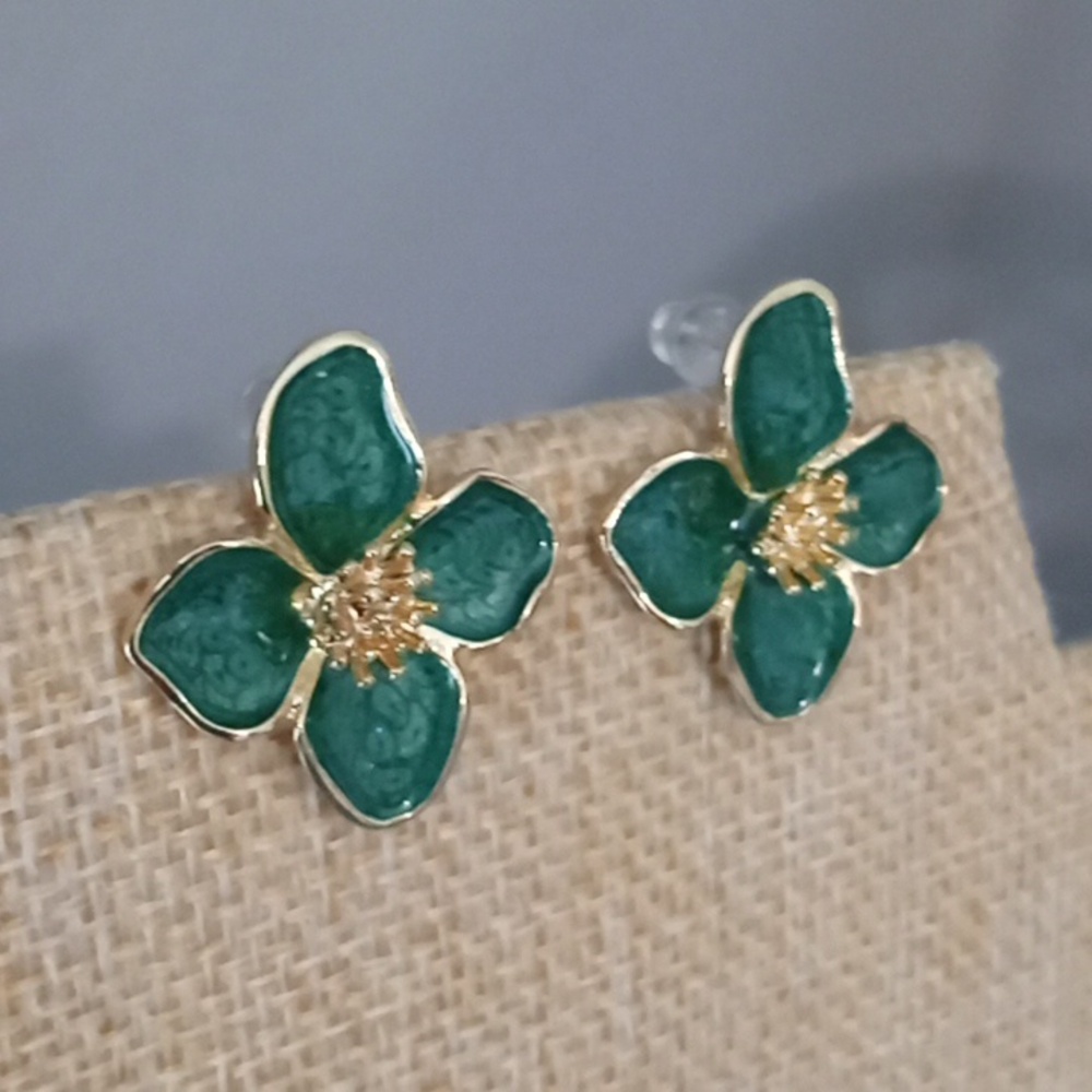 New Green Tropical Flower Earrings - Picture 4 of 5